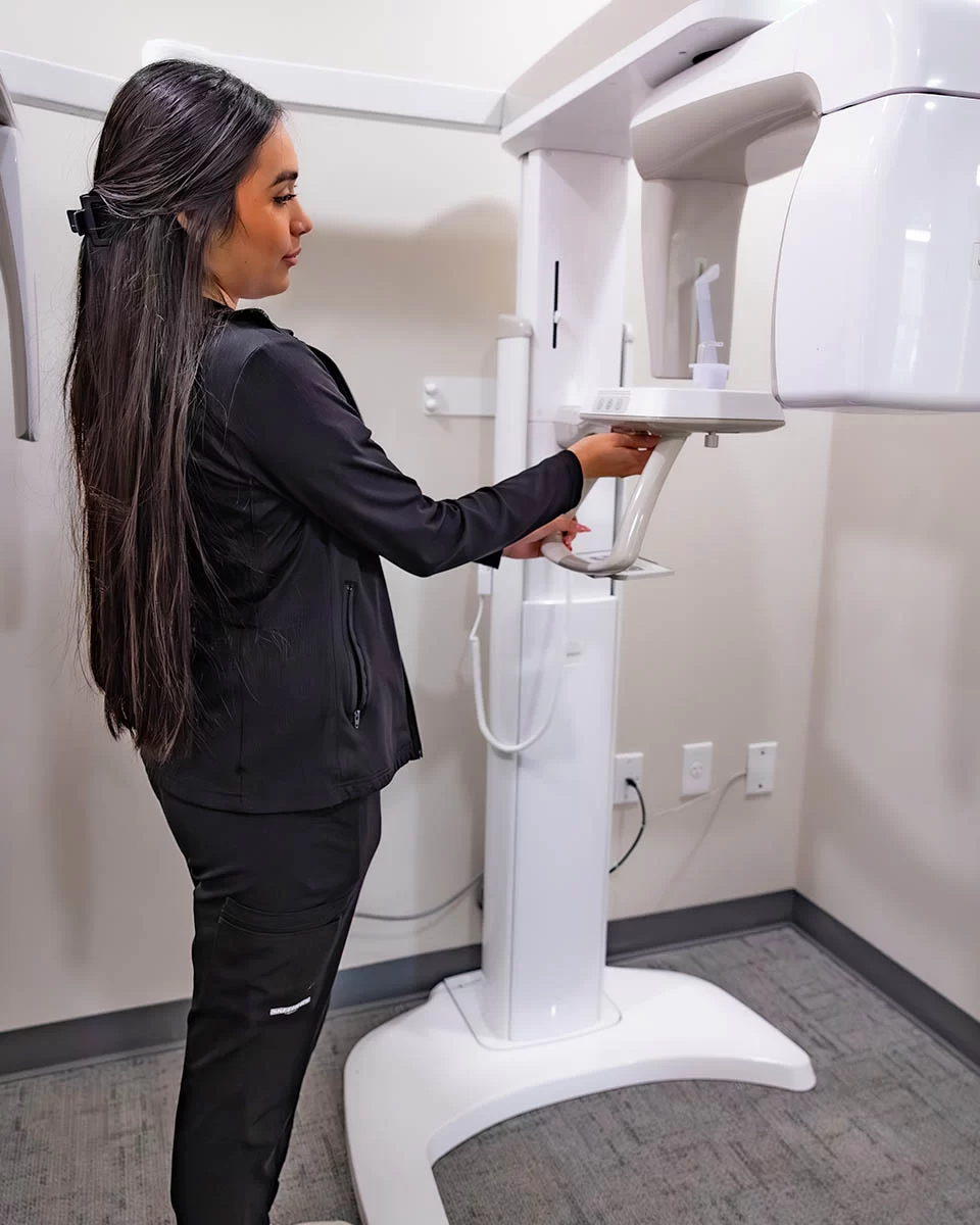 Hygienist working 3D scanner